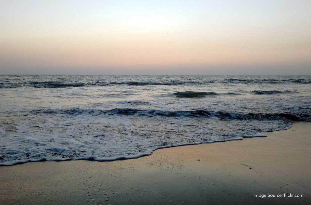 Watch the sun at Manori Beach one of the beaches near Pune.